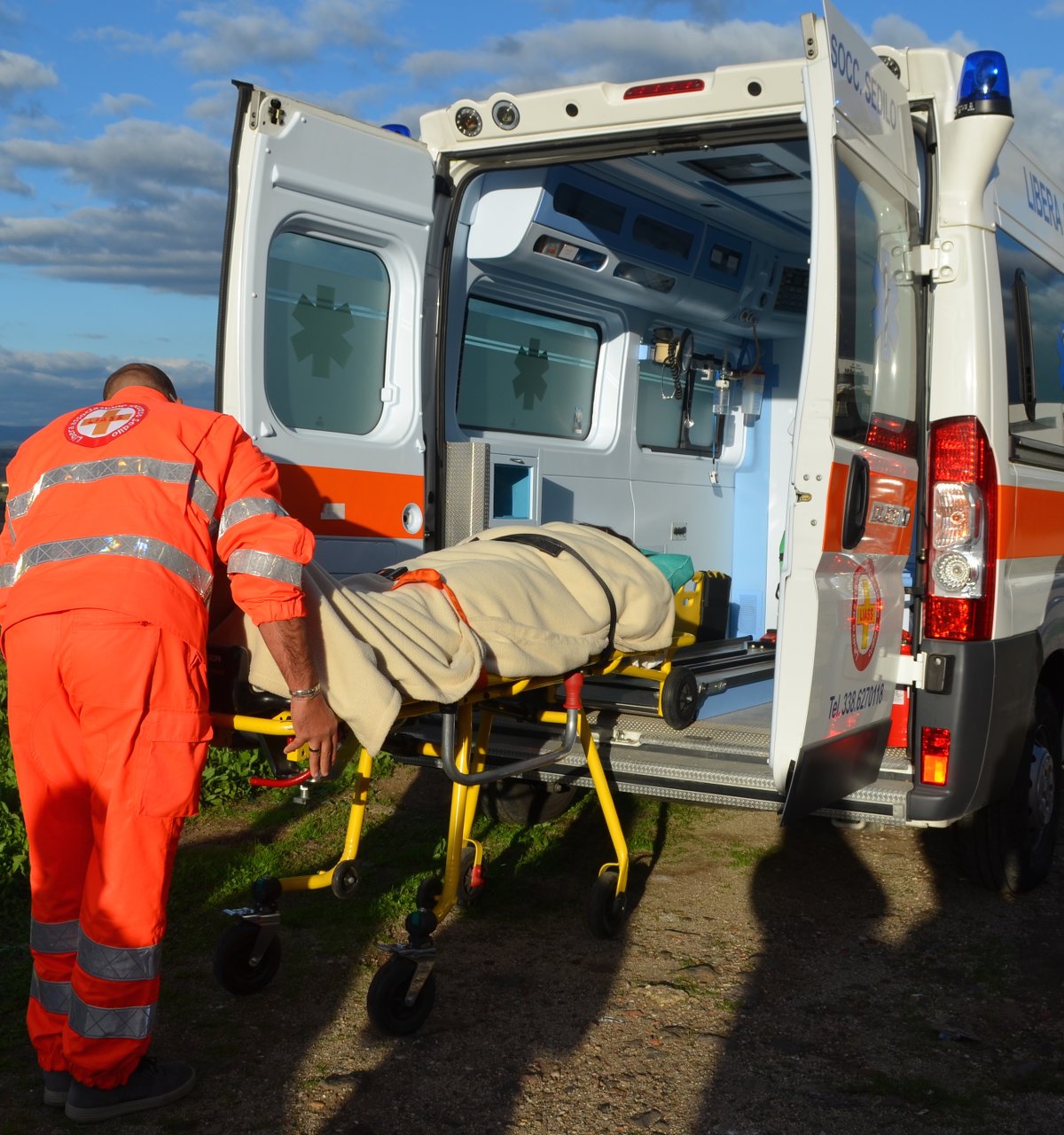 Caricamento paziente in ambulanza